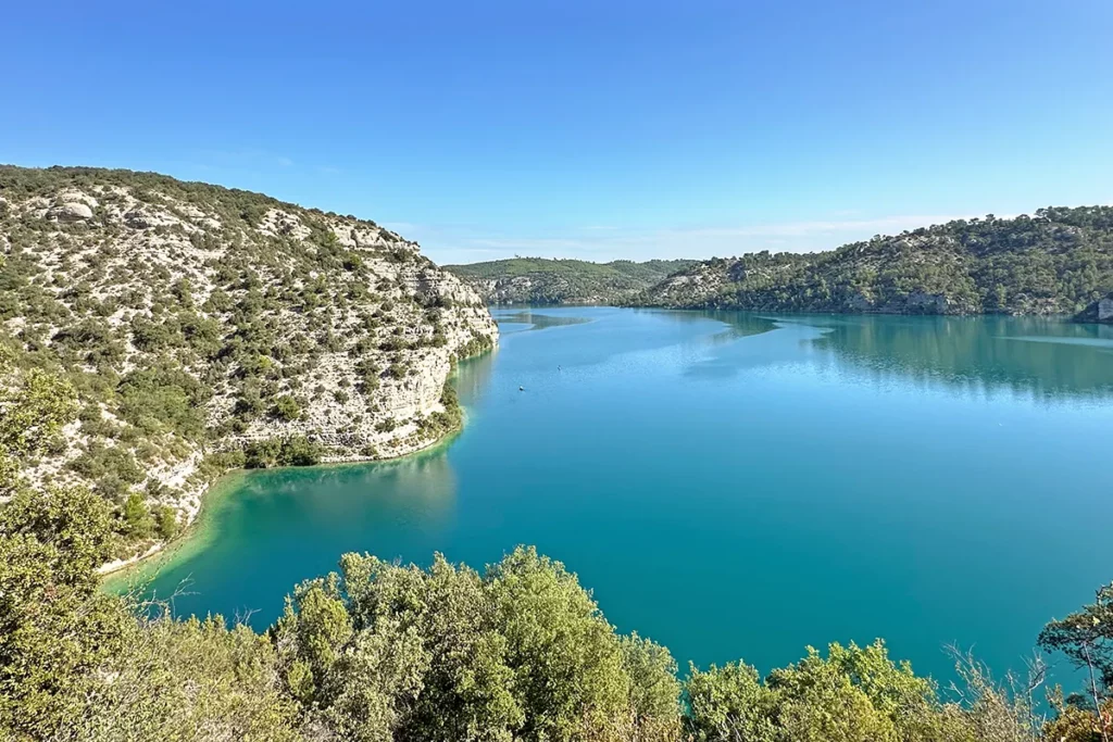 Esparron lake , a place to discover during your holidays in Verdon