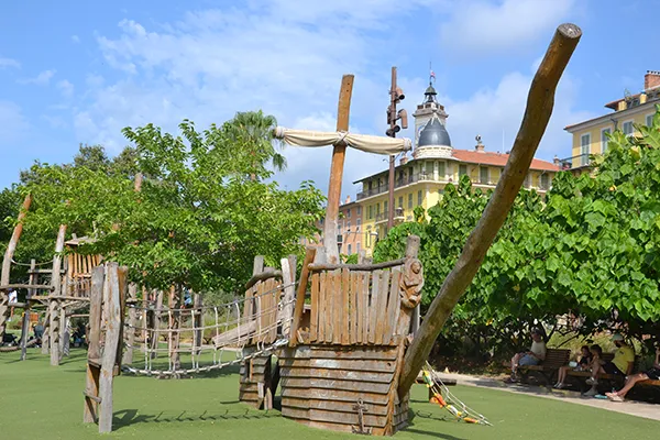 What to do in Nice? Take a walk on the promenade du Paillon