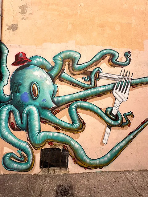 Visit Le Panier quarter in Marseille and its graffiti on the walls