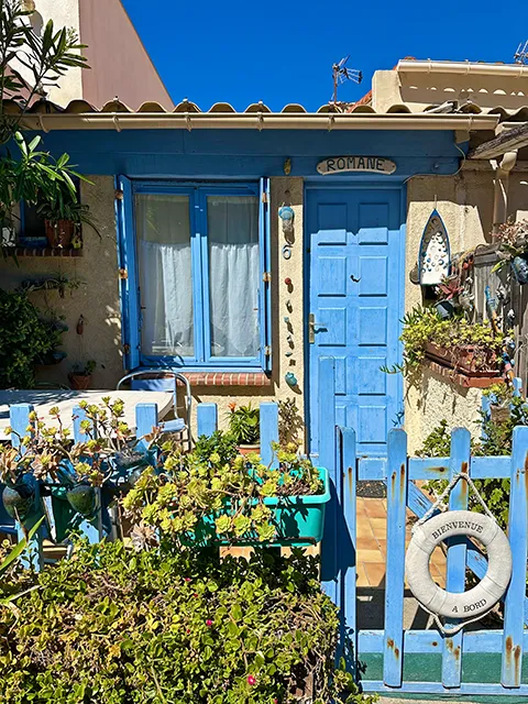Visit Les Goudes in Marseille - Colorful houses