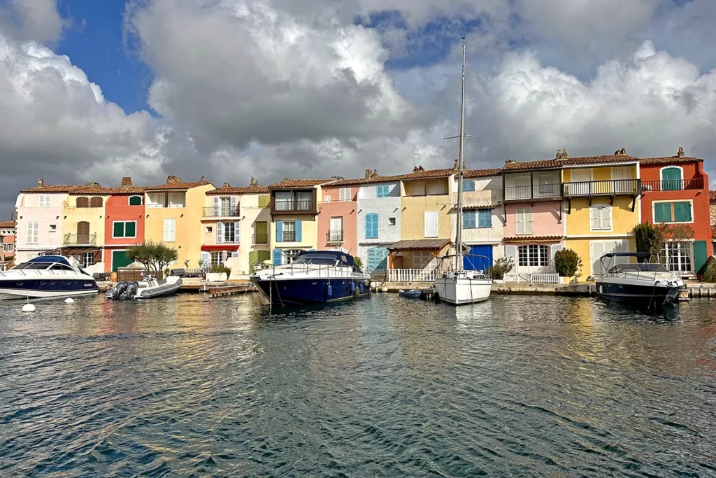 Port Grimaud and its colorful houses : an essential visit during your vacation in Saint-Tropez