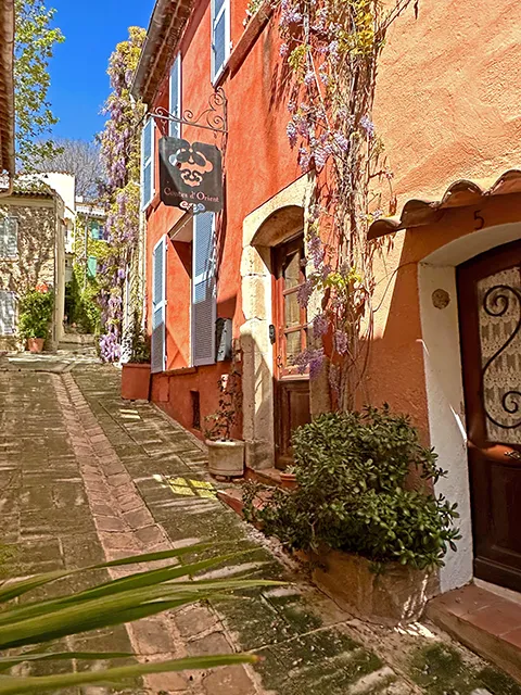 The colorful houses of Grimaud
