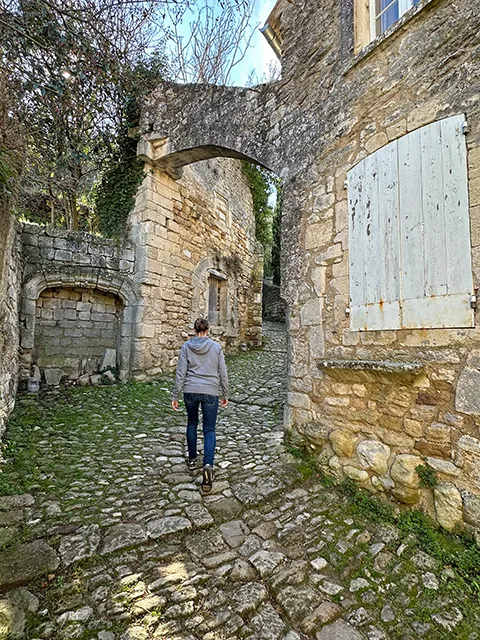 Visiting Oppede-le-Vieux by walking through its cobbled streets