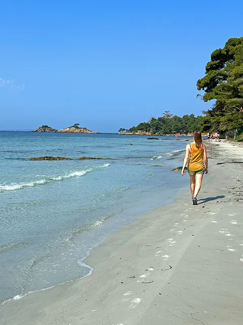 Coastal path to Mère Dieu beach