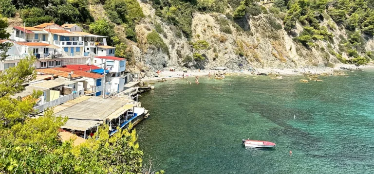 Mejean and Magaud coves, the two most beautiful beaches in Toulon