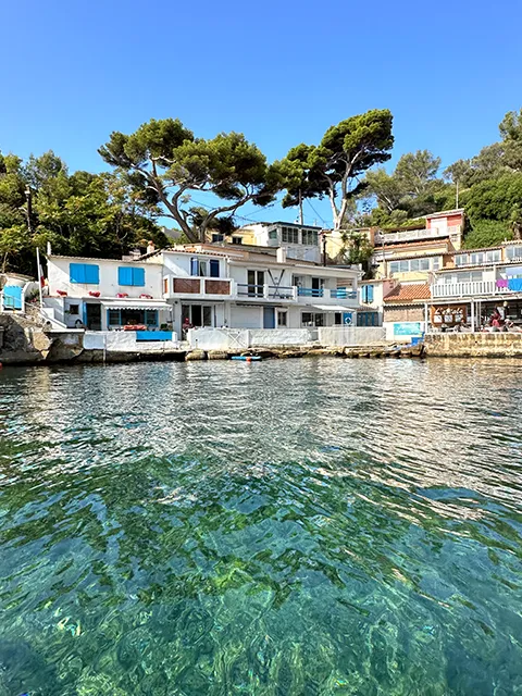 Mejean cove and its cabins, a small village with a Greek feel