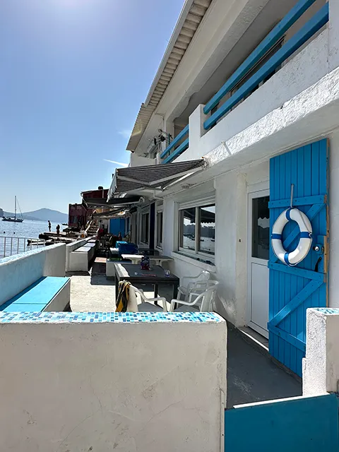 Admire the decoration of the fisherman’s huts