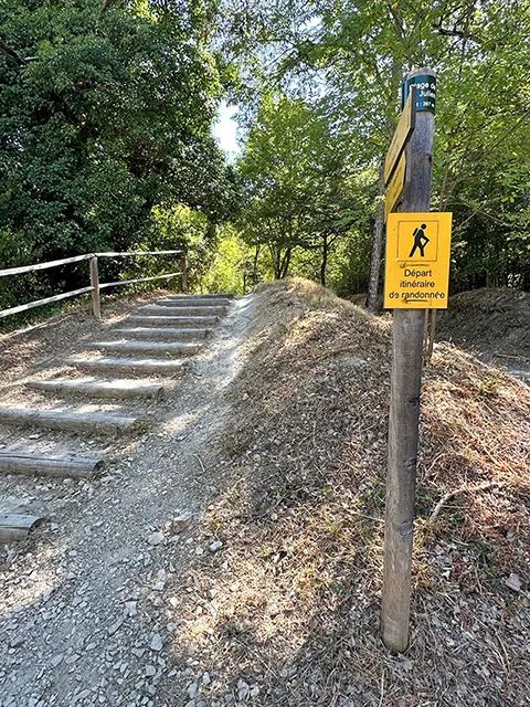 Departure of the hike to the Barbu Island at Esparron lake