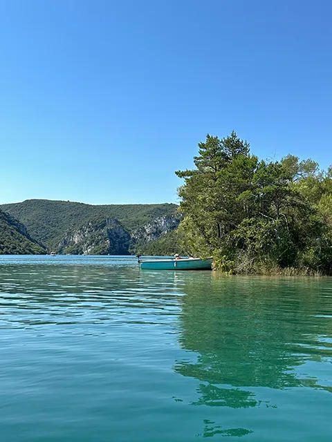 Swimming in Esparron lake : on Barbu Island