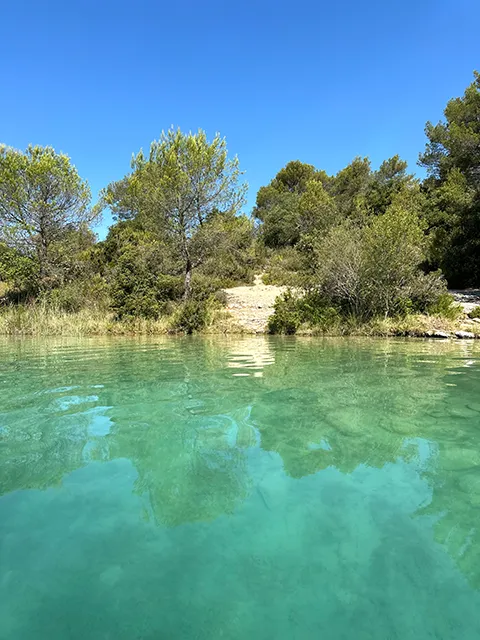 Swimming at Esparron lake : facing the natural site of Pont Coupé
