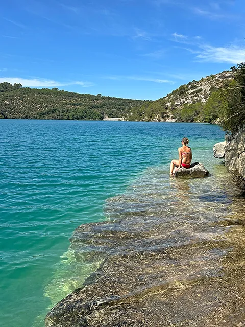 Where to swim at Esparron lake ? Coves near the Greoux dam