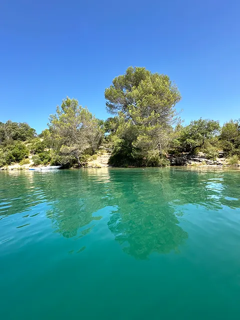 Hike to the “Quartier” at Esparron lake