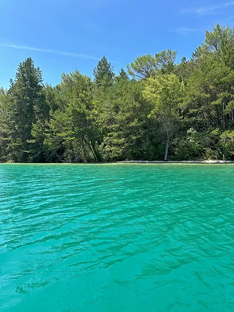 Cove after Saint-Julien beach at Esparron lake