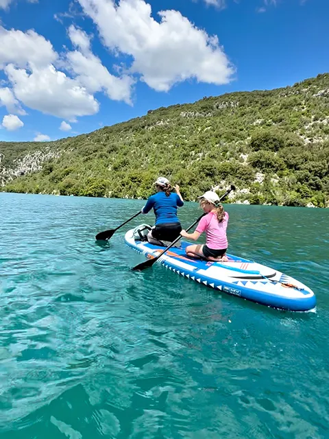 Go around Esparron lake on a paddle with the family