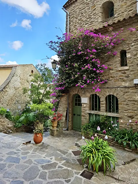 Visit the pretty village of Bormes-les-Mimosas, an activity around Giens