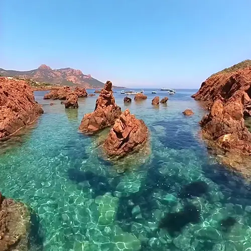The red rocks of the Île des Vieilles