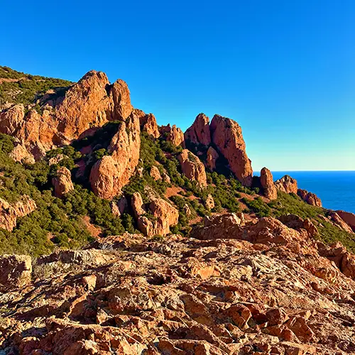 The red rocks of the Estérel Massif, a curiosity to see in the south of France.