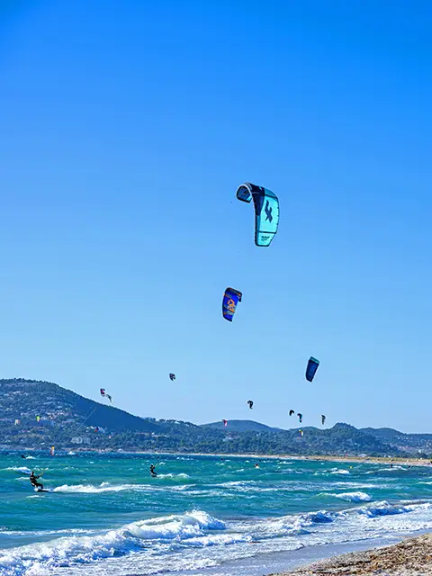 The kite surfers of Almanarre beach