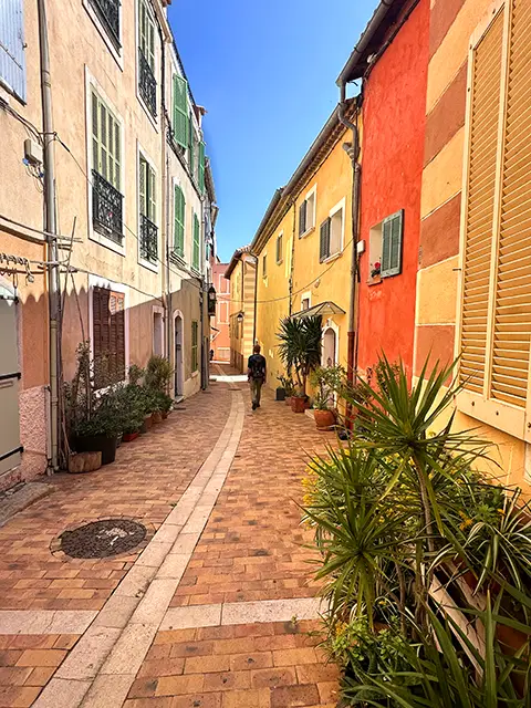Stroll through the old town during a week-end in Cassis
