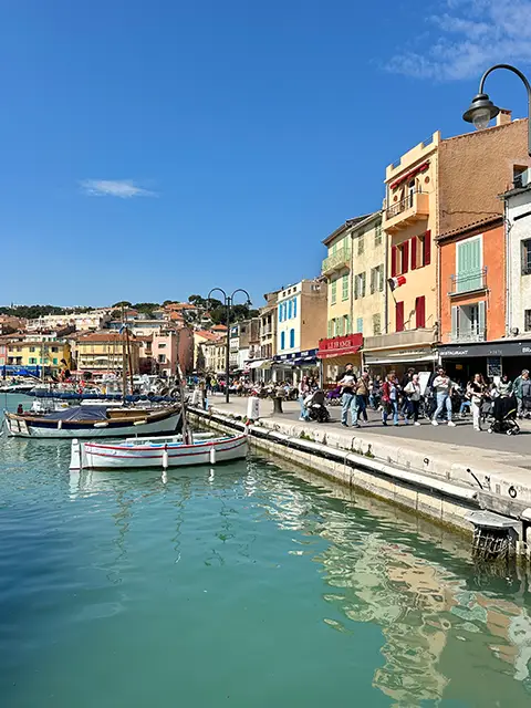Strolling around the harbour, a must during a 2-day visit in Cassis