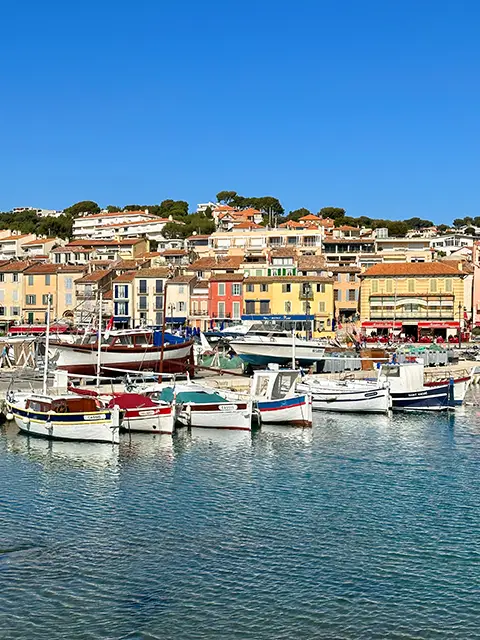 Walk on Cassis harbor, a thing to do on a week-end in Cassis