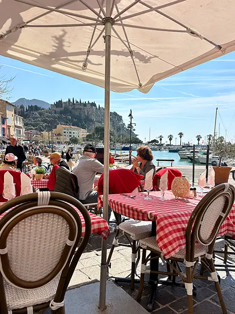 What to do in Cassis ? Lunch on terrace