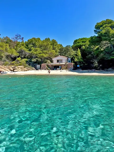 The Figuier cove at the foot of the Domaine du Rayol