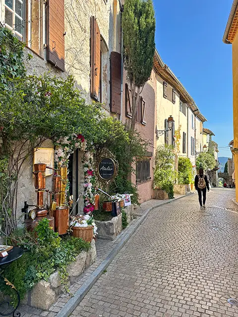Stroll around Castellet, the most beautiful medieval village near Cassis